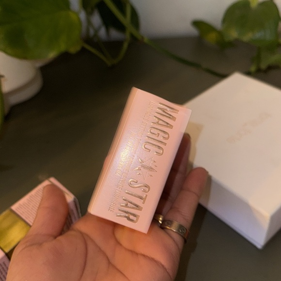 Jeffree Star Magic Star Luminous Setting Powder in Honey - Picture 6 of 6